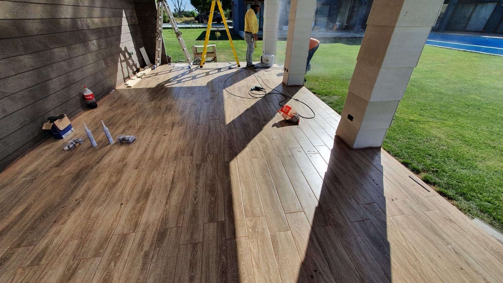 Instalación de porcelanato símil madera en terraza exterior